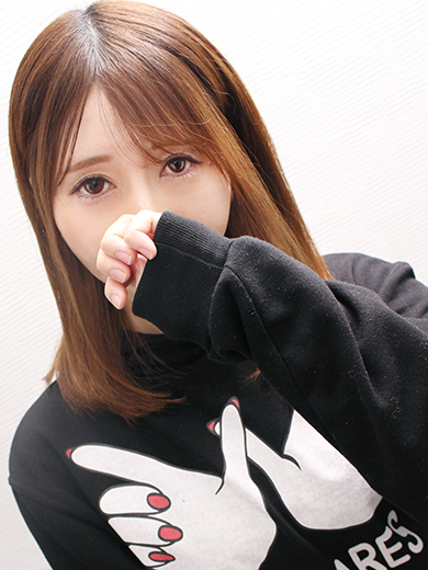 小柄で可愛らしいながらも、大人な艶やかさが満載!!潤んだ目元にドキドキさせられちゃう美少女なんです!!【らん】ちゃん